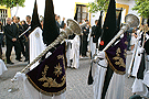 Nazarenos con bocinas en el cortejo del Paso de Palio de la Hermandad de la Coronación de Espinas