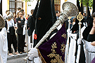 Nazareno portando bocina  en el cortejo del Paso de Palio de la Hermandad de la Coronación de Espinas