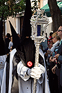 Nazareno con farol de respeto acompañando al Simpecado de la Hermandad de la Coronación de Espinas