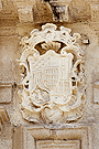 Escudo en la portada principal de la Capilla de los Desamparados