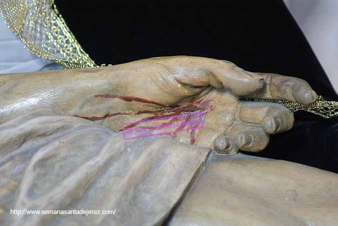 Mano izquierda del Santisimo Cristo de Nuestra Señora de las Angustias antes de su restauración de 2009