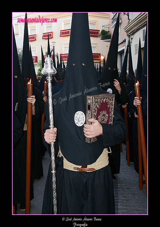 Nazareno portando el Libro de Reglas de la Hermandad de las Angustias