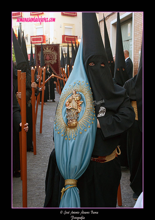 Nazareno portando la Bandera Concepcionista de la Hermandad de las Angustias