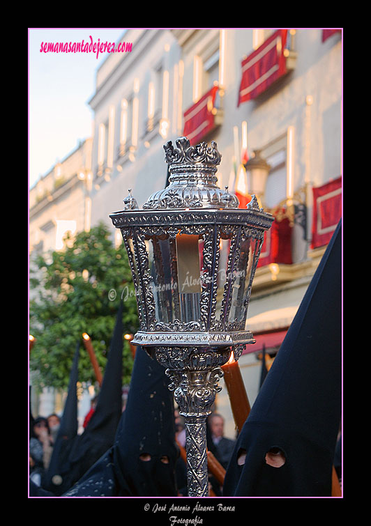 Farol de respeto que acompaña a la Bandera Concepcionista de la Hermandad de las Angustias