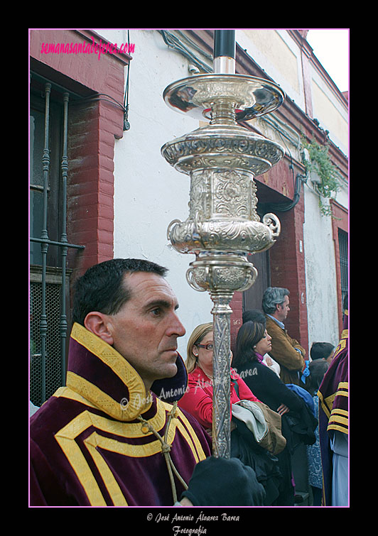 Acólito portando un ciirial de la Hermandad de las Angustias