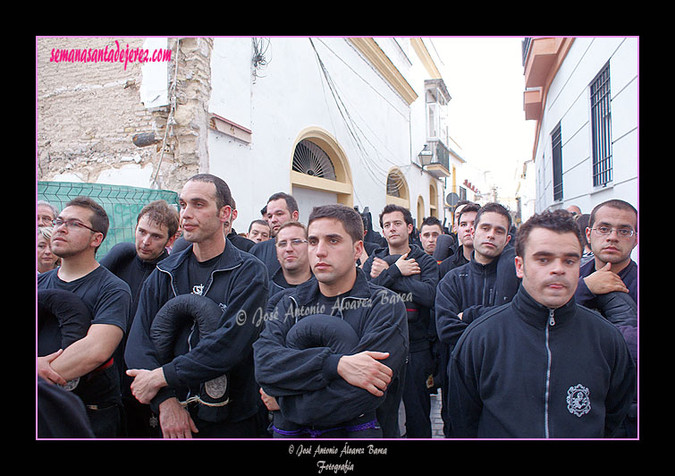 Costaleros de la Hermandad de las Angustias