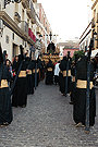 Penitentes con cruces tras el Paso de Nuestra Señora de las Angustias