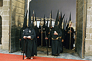 Cruz de Guía de la Hermandad de Nuestra Señora de las Angustias, esperando el permiso para hacer estación de penitencia en la Santa Iglesia Catedral