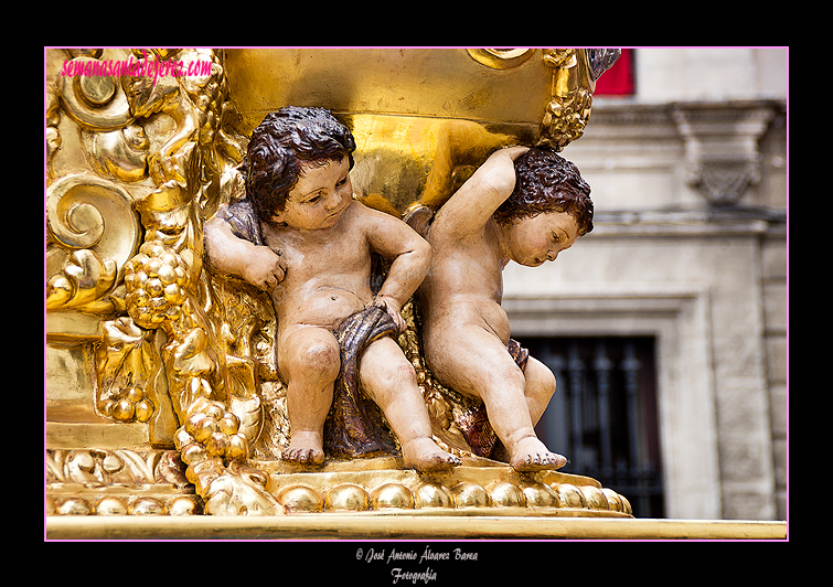 Angelitos en la canastilla del Paso de Misterio de la Sagrada Cena de Nuestro Señor Jesucristo