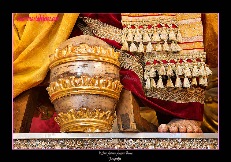 Tiara a los pies de San Pedro en el Altar de Besamanos de Santa María de la Paz y Concordia 2012