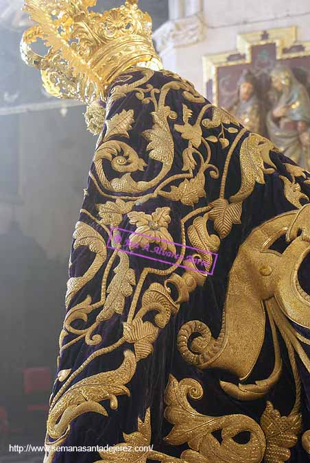 Detalle de los bordados del manto de salida de Santa María de la Paz