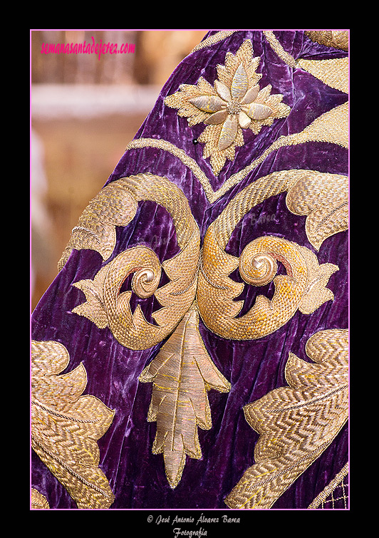 Detalle de los bordados del manto de salida de Santa María de la Paz y Concordia