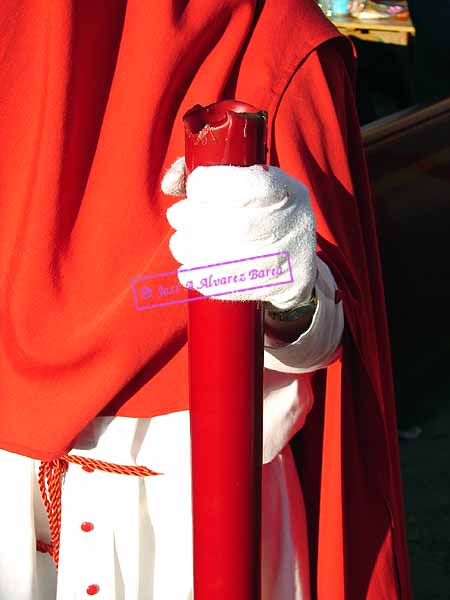 Cirios rojos portados por los nazarenos de la Hermandad de la Sagrada Cena