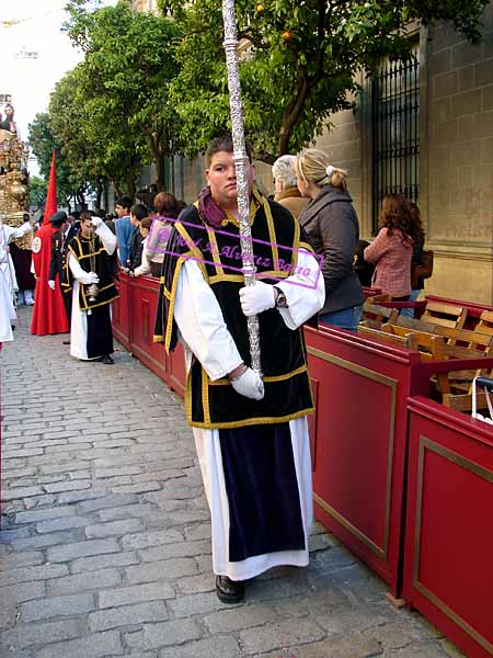 Acólito ceriferario del Cortejo de Paso de Misterio de la Hermandad de la Sagrada Cena