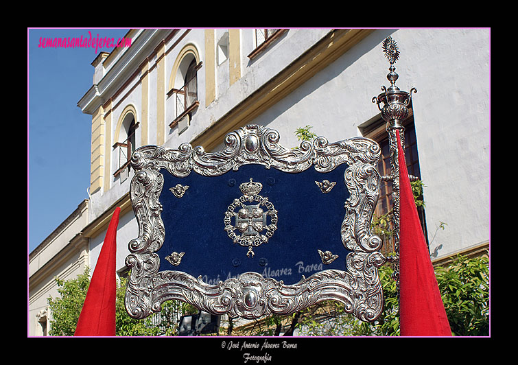 Banderín conmemorativo del XXV aniversario de la reorganización de la Hermandad de la Sagrada Cena (reverso)