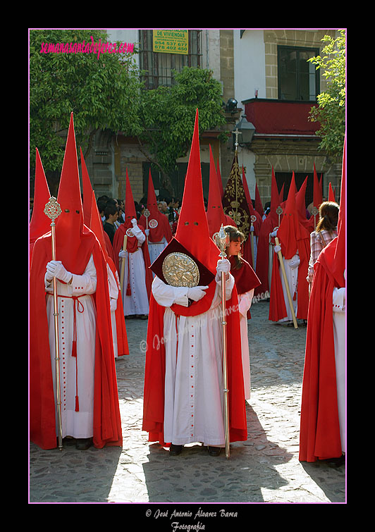 Nazareno portando el Libro de Reglas de la Hermandad de la Sagrada Cena