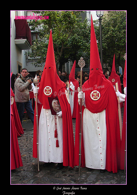 Nazareno portando el Libro de Reglas de la Hermandad de la Sagrada Cena