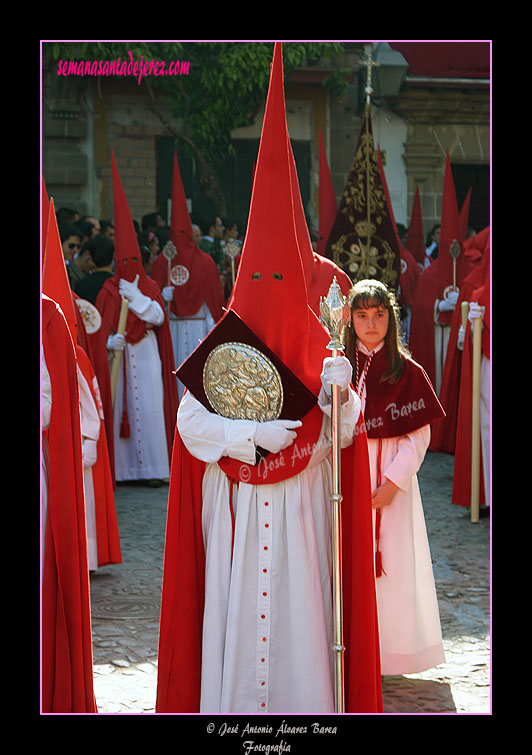 Nazareno portando el Libro de Reglas de la Hermandad de la Sagrada Cena