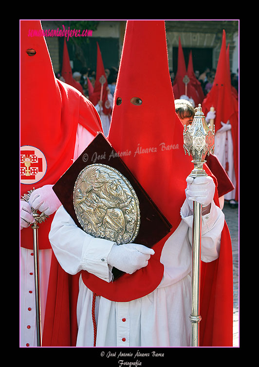 Nazareno portando el Libro de Reglas de la Hermandad de la Sagrada Cena