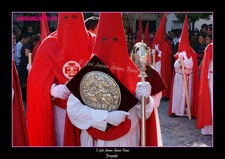 Nazareno portando el Libro de Reglas de la Hermandad de la Sagrada Cena