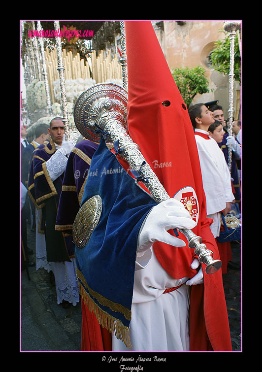 Nazareno con bocina de la Hermandad de la Sagrada Cena