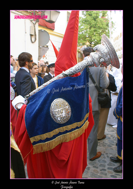 Nazareno con bocina de la Hermandad de la Sagrada Cena