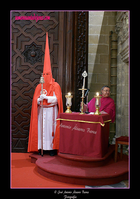 Nazareno de la Hermandad de la Cena en el Palquillo de la Santa Iglesia Catedral