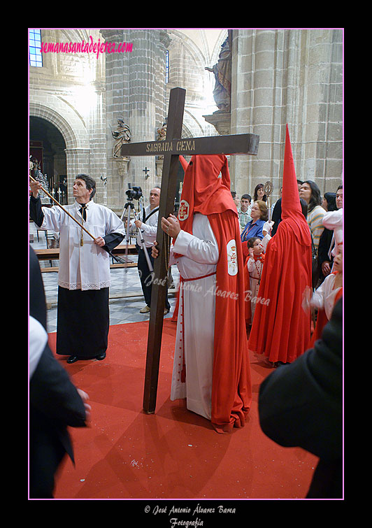 Penitente con cruz de la Hermandad de la Cena