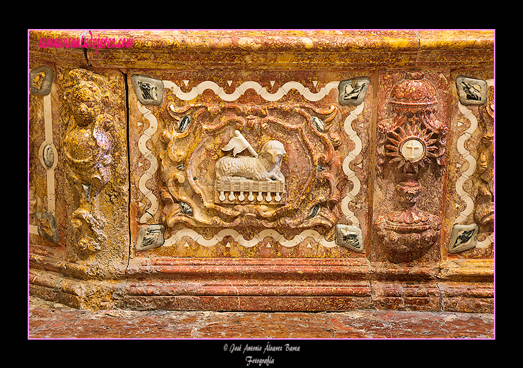 Detalle del comulgatorio de la capilla de Santa María de la Paz (Iglesia de San Marcos)