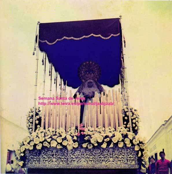 Sábado Santo de 1973, la Stma. Virgen de la Candelaria por Calle Asta, camino de la Colegial (Debido a la lluvia caída el Lunes Santo, la Junta de Gobierno decidió hacer Estación de Penitencia en este dia sólo con la Santísima Virgen)