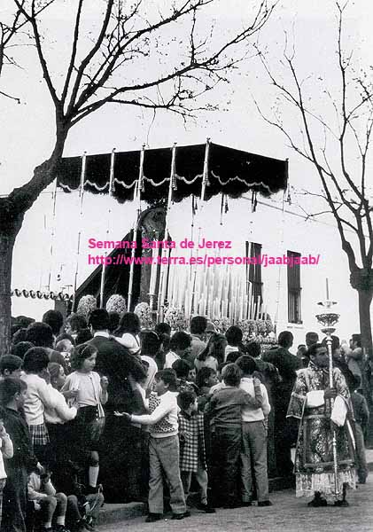 Lunes Santo del año 1969. Primera salida del paso de Nuestra Señora de la Candelaria. (Foto: Manuel Pina Gavino)