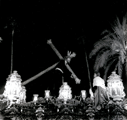 Nuestro Padre Jesús de las Misericordias, pasa bajo las antiguas palmeras de la Plaza Arenal, antes de la reforma del Misterio del año 2006 (Foto: Diego Romero)