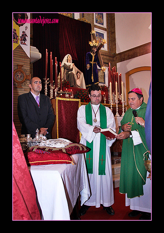 Bendición por parte del Obispo de Jerez de las Potencias y Cantoneras de la Cruz de Nuestro Padre Jesús de las Misericordias que lució posteriormente en la procesión ante el S.S.el Papa en Madrid con motivo de las Jornadas Mundiales de la Juventud (Imagen gentileza del Dr. Javier Benítez Rivero)