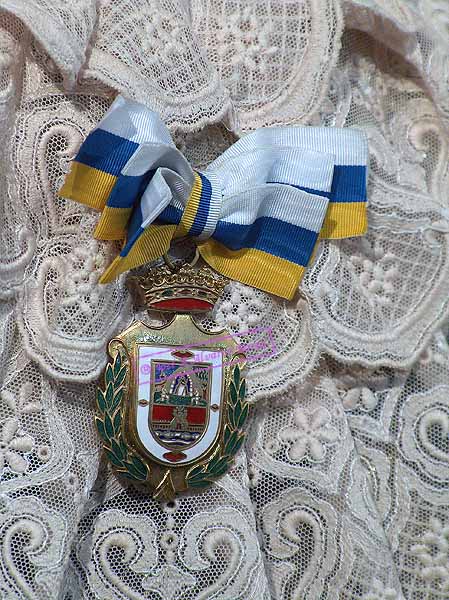 Medalla de Oro de la Villa de Candelaria (Canarias) impuesta a María Santísima de la Candelaria el Lunes Santo del 2004