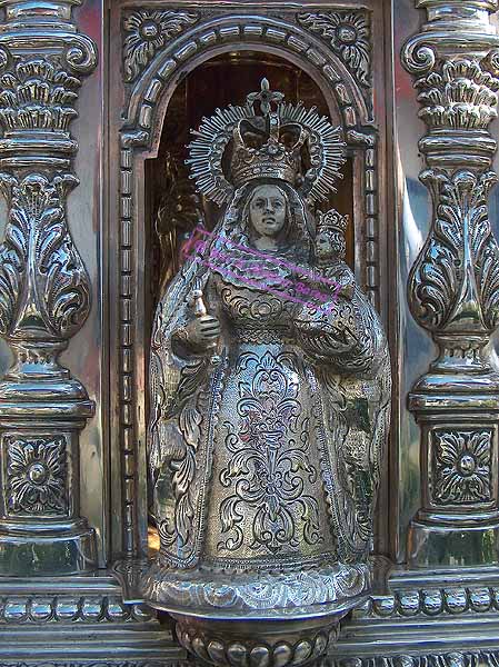 Imagen en el basamento de los candelabros de cola del Paso de Palio de María Santísima de la Candelaria