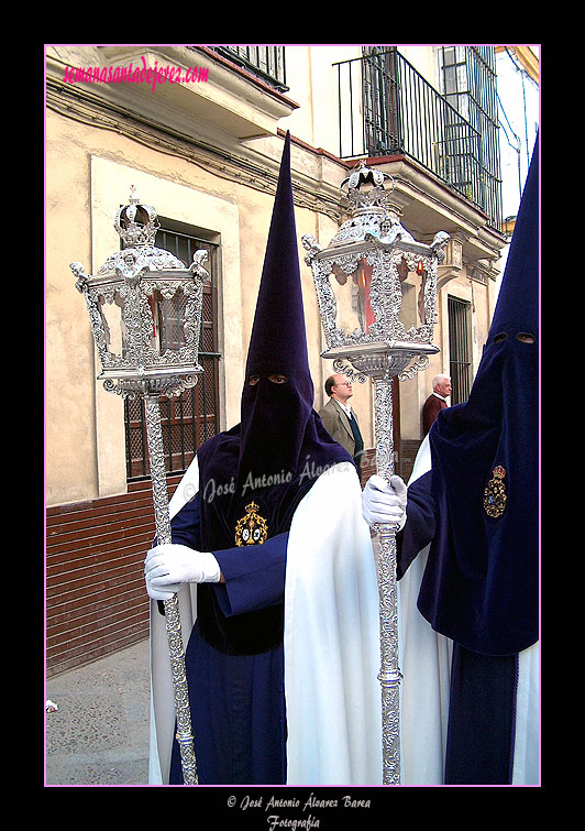 Nazarenos con faroles acompañando a la Cruz de Guía de la Hermandad de la Candelaria