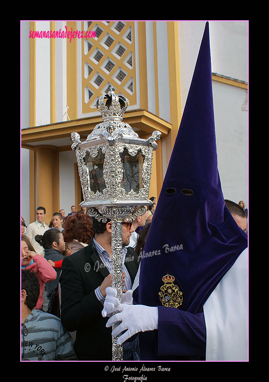 Nazareno con farol acompañando a la Cruz de Guía de la Hermandad de la Candelaria