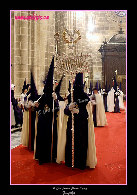 Nazareno portando el Senatus de la Hermandad de la Candelaria