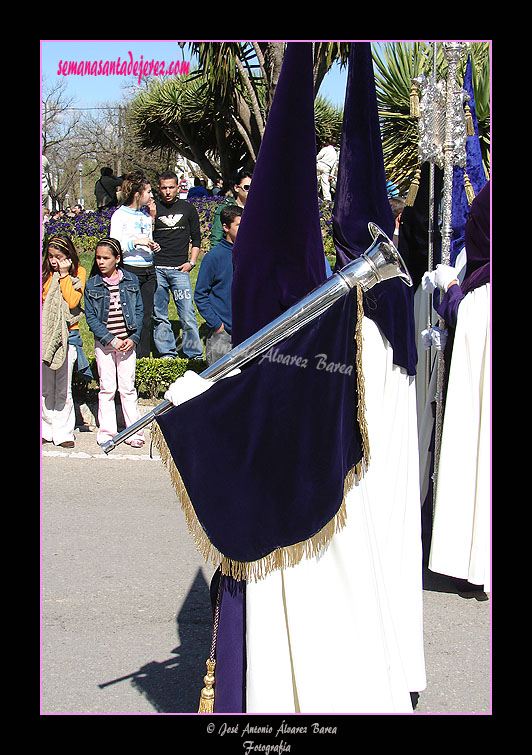 Nazareno con bocina acompañando al Senatus de la Hermandad de la Candelaria