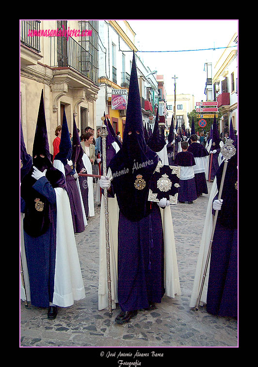 Nazareno portando el Libro de Reglas de la Hermandad de la Candelaria