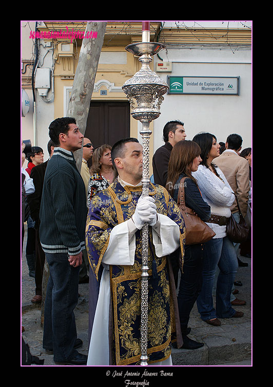 Acólito ceriferario del Paso de Misterio de la Hermandad de la Candelaria