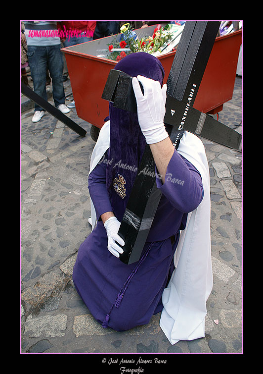 Penitente con cruz de la Hermandad de la Candelaria