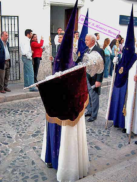 Nazareno con bocina de la Hermandad de la Candelaria