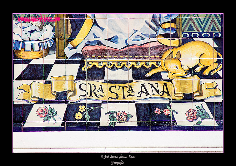 Detalle del azulejo de Santa Ana en el Altar Mayor de la Iglesia Parroquial de Santa Ana