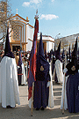 Nazareno portando la Bandera del Señor de la Hermandad de la Candelaria