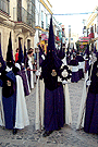 Nazareno portando el Libro de Reglas de la Hermandad de la Candelaria