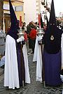 Nazarenos con portavelas acompañando al Estandarte Sacramental de la Hermandad de la Candelaria