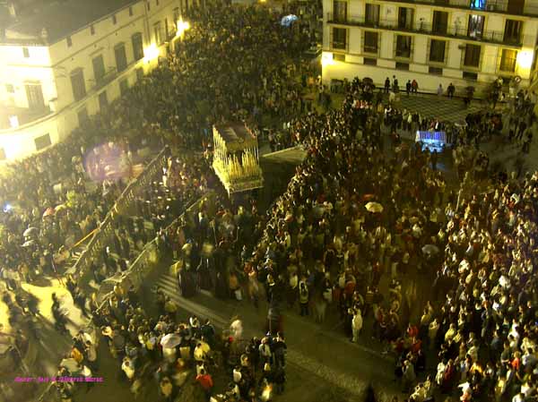 Paso de palio de Nuestra Señora del Socorro subiendo por el Reducto de la Catedral en su recogida