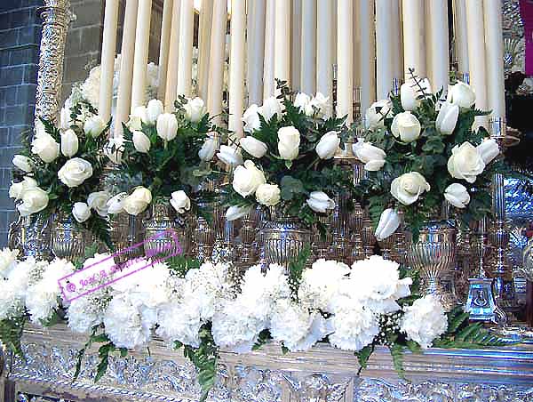 Jarras pequeñas en el frontal del Paso de Palio de Nuestra Señora del Socorro