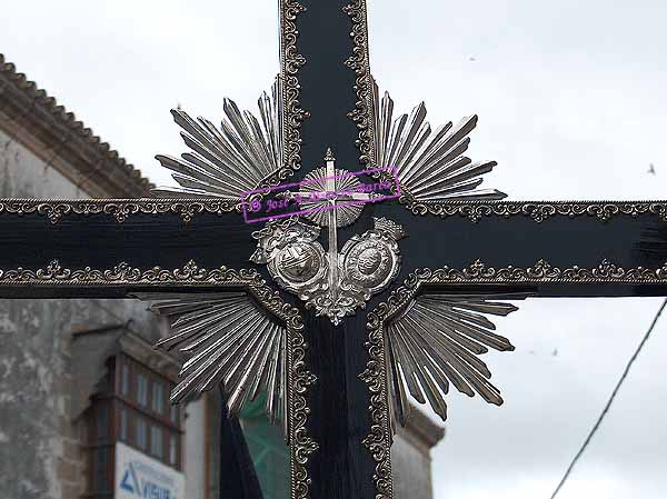 Escudo de la Hermandad en la cruceta de la Cruz de Guía de la Hermandad del Cristo de la Viga